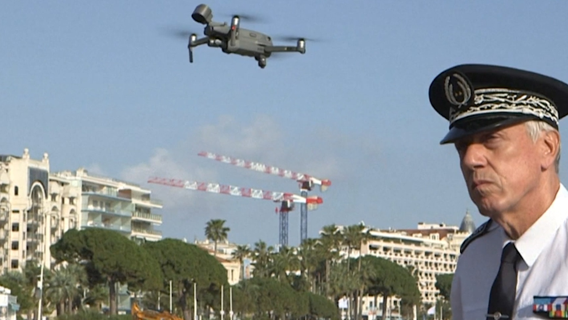 Phap dung drone doi pho Covid-19 hinh anh