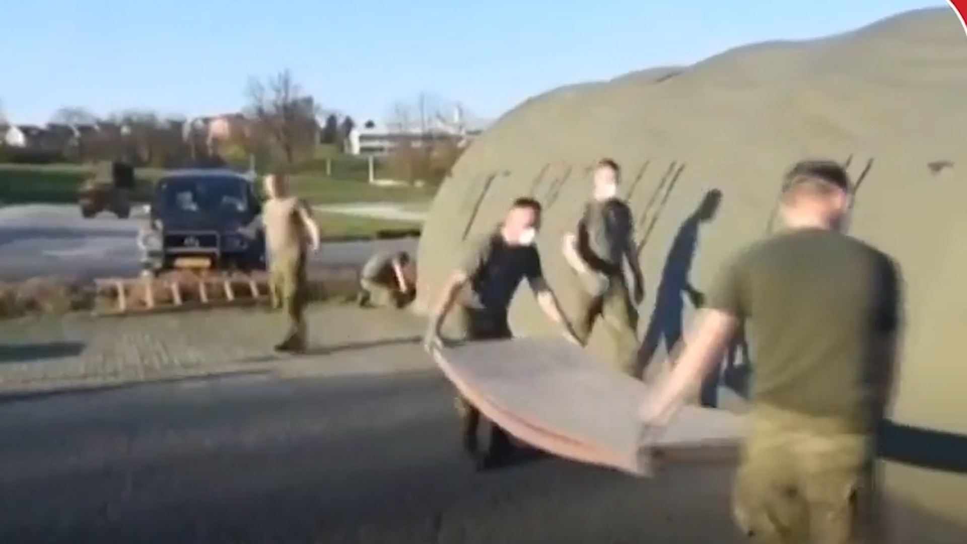 Quan doi cac nuoc chau Au dung hang loat benh vien da chien hinh anh