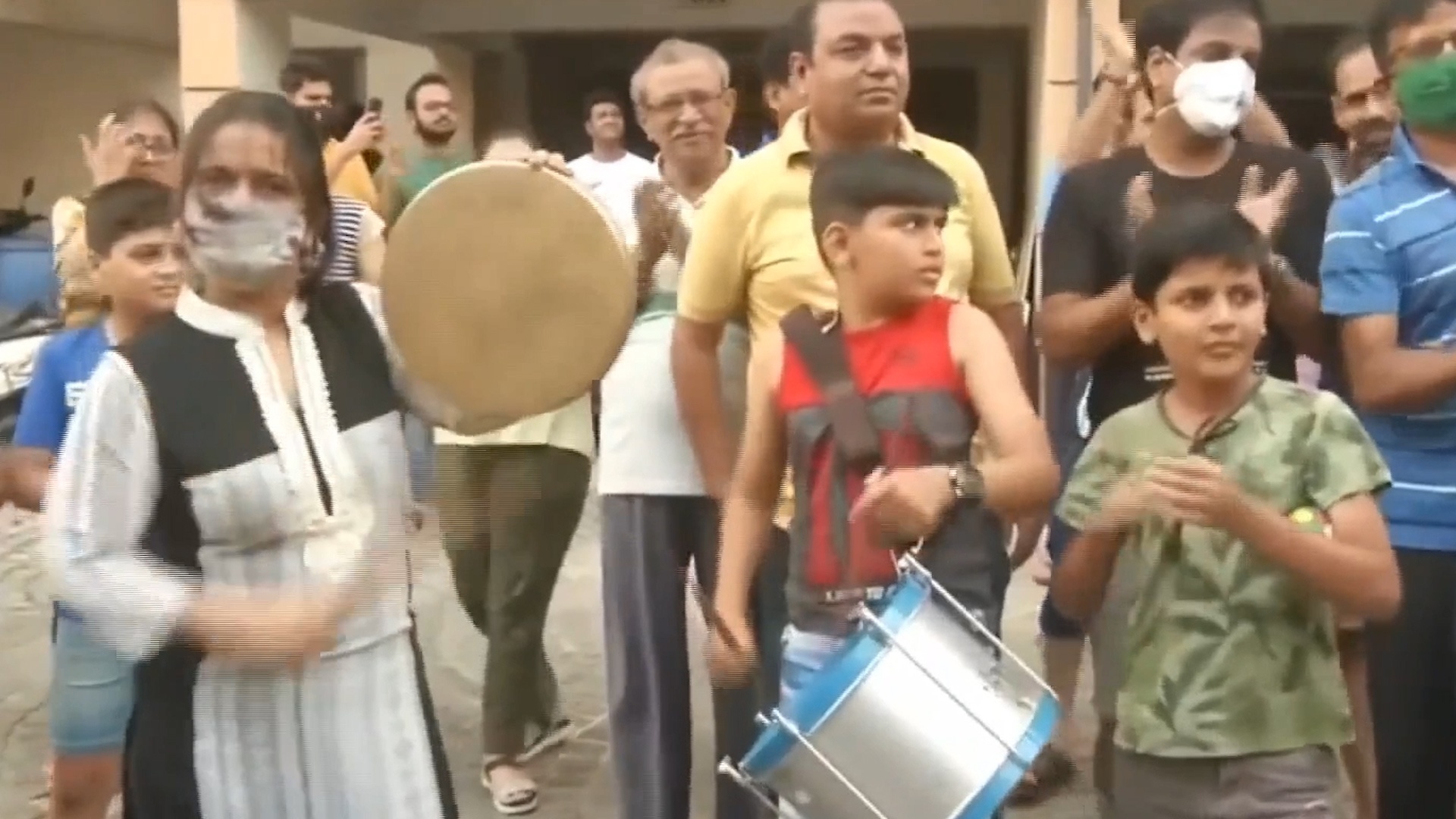 Nguoi dan nhieu nuoc co vu bac si o tuyen dau chong dich hinh anh