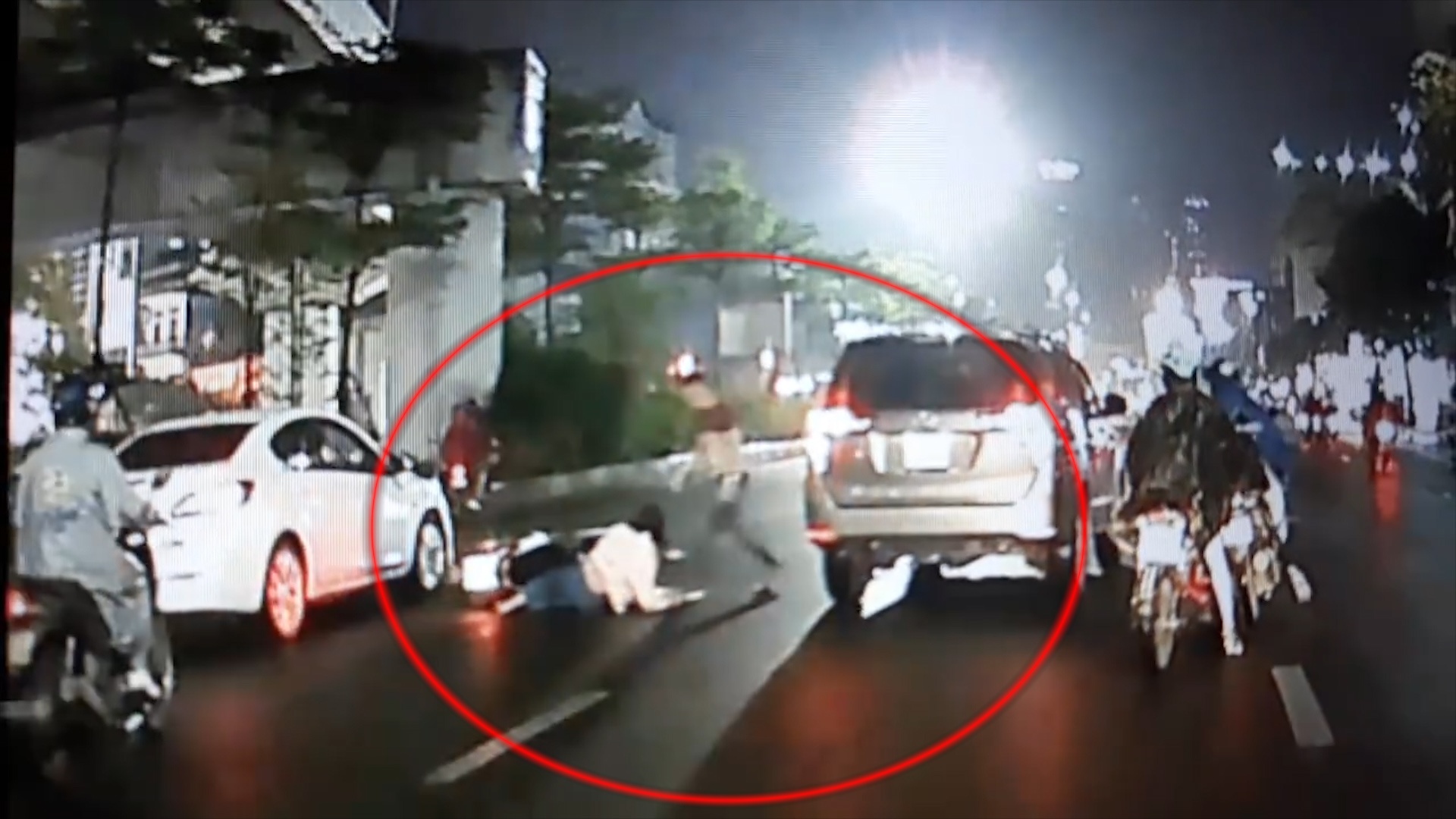 Nguoi phu nu cho con nho tat dau, tong vao oto 7 cho hinh anh