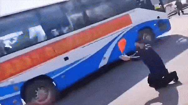 Nguoi dan ong cui dau cam on nhan vien y te da cuu song ca gia dinh hinh anh