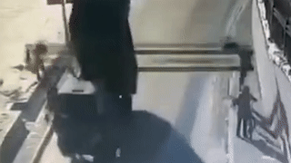 Xe tai dam do thanh chan ngang duong, de vao nguoi di bo hinh anh