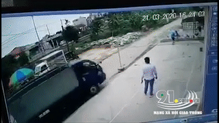 Nu tai xe tap lai xe tai dam vao hai em nho hinh anh