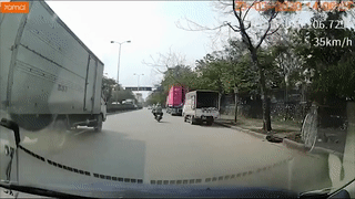 Cay kho bat goc do trung 2 nguoi dang di xe may hinh anh