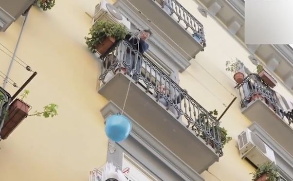 Dan Italy tha thau nhua de nhan khau trang va ho lon 'Trung Quoc' hinh anh