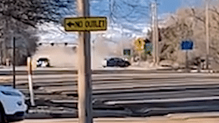 Chay tron canh sat, nguoi dan ong lai oto dam lat ngua hinh anh