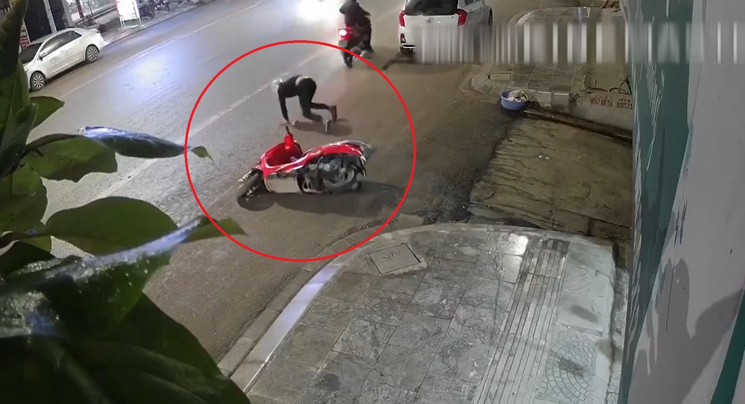 Trom long ngong vut xe may bo chay khi be trai tri ho hinh anh