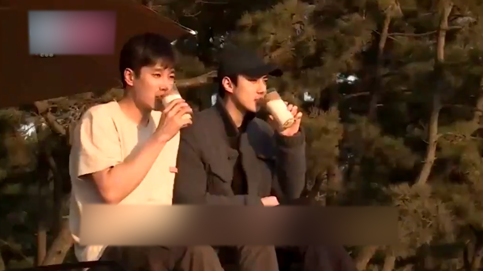 Ahn Bo Hyun cung Sehun (EXO) di cam trai qua dem hinh anh