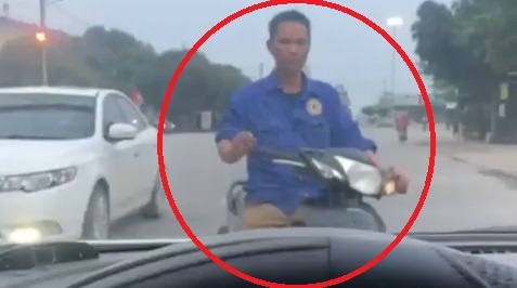 Tai xe xe may say ruou chan dau oto giua duong hinh anh