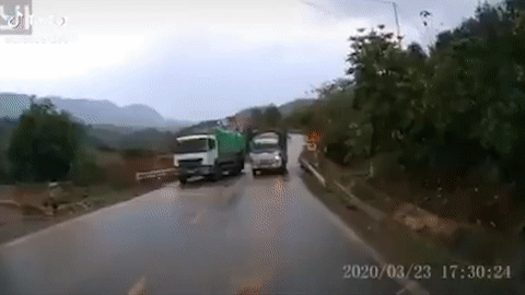 Xe tai lan lan vuot au dam truc dien oto nguoc chieu hinh anh