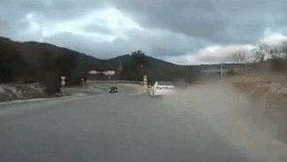 Tai xe mat kiem soat, oto loang choang roi tong vao lan can hinh anh