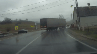 Container mat lai va cham voi oto khi dang om cua hinh anh