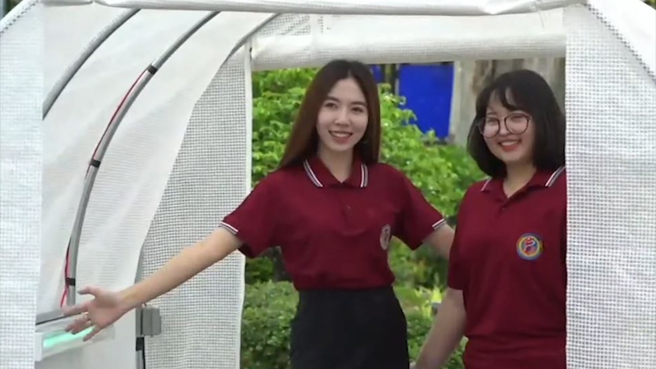 Sinh vien Thai Lan che tao ra duong ham khu trung diet virus corona hinh anh