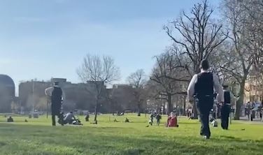 Canh sat London xua nguoi tam nang trong cong vien ve nha hinh anh