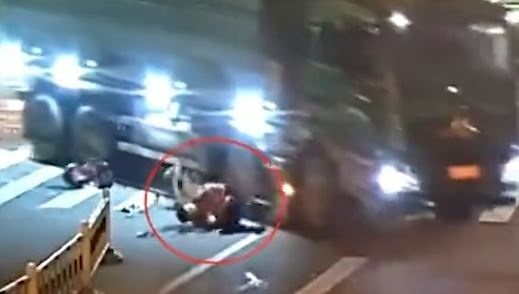 Xe tai can qua xe may, nu tai xe may man thoat nan hinh anh