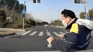 Mai nghe dien thoai, nguoi lai xe dap bi oto tong trung hinh anh