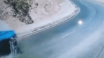 Nguoi dan ong thoat chet khi xe rac mat lai, suyt chen qua nguoi hinh anh