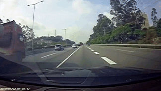 Xe bon cho nhien lieu mat lai gay hoa hoan tren duong hinh anh