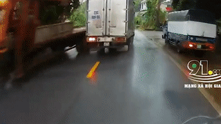 Xe tai vuot au bi dam thung thung xe hinh anh