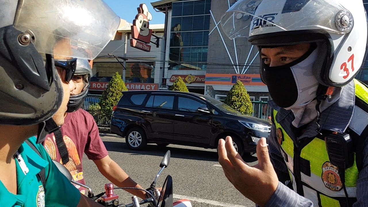 Canh sat tich thu bang lai cua tai xe khong mang khau trang hinh anh