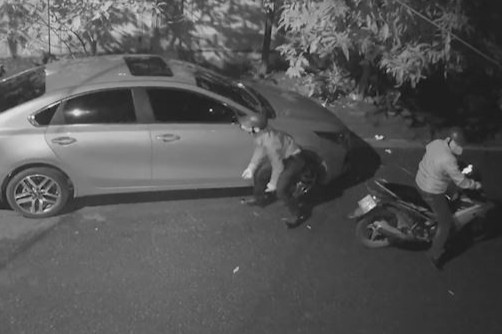 Oto do ben duong bi trom vat guong hinh anh