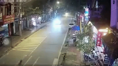 Nam thanh nien dau tran phong xe may dam vao oto hinh anh