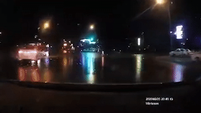 Xe may sang duong au suyt bi oto dam trung hinh anh