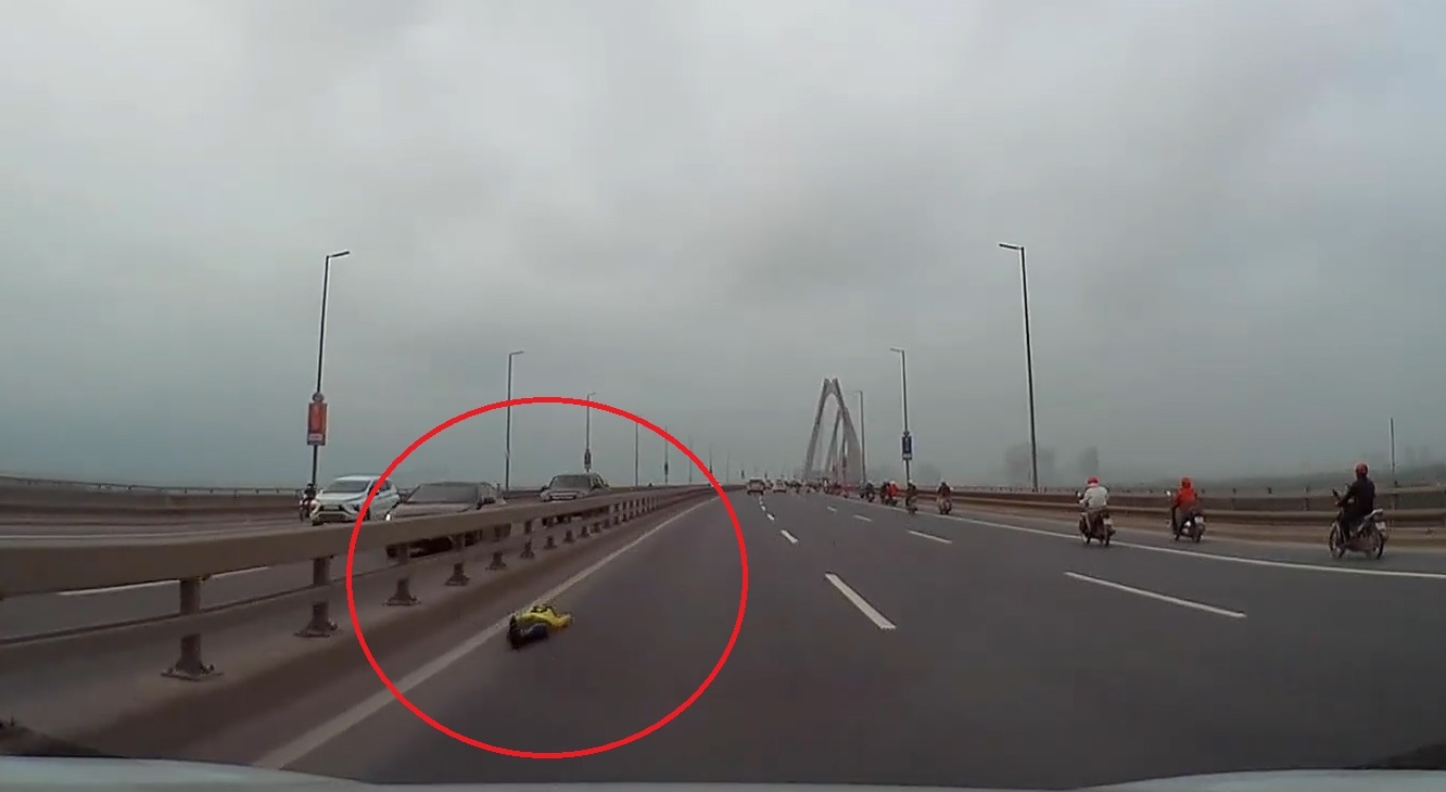 Nguoi phu nu nam o lan toc do cao tren cau Nhat Tan hinh anh