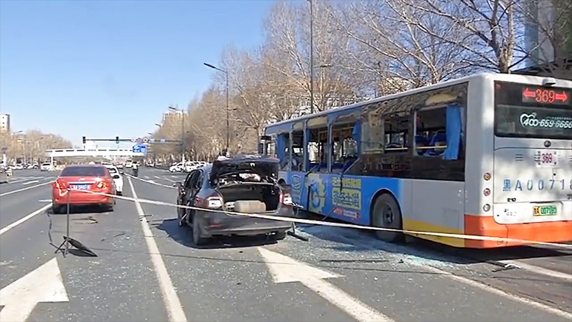 Oto ben canh phat no, pha vo cua so xe buyt va lam 8 nguoi bi thuong hinh anh