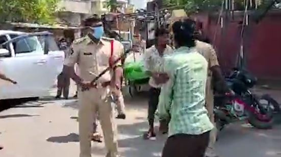 Canh sat An Do dung gay danh nguoi khong chap hanh lenh gioi nghiem hinh anh