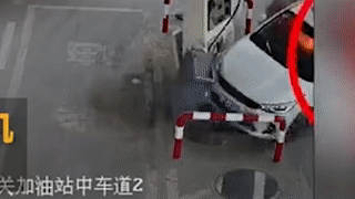 Tai xe va oto boc chay lao vao tram xang hinh anh