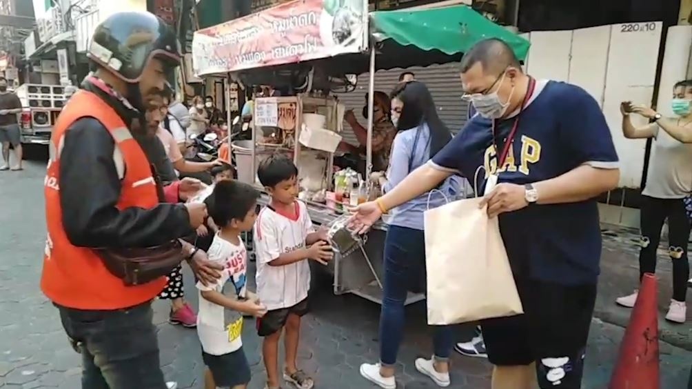 Nha hang Thai Lan phat khau trang va 2.000 phan an ho tro nguoi dan hinh anh