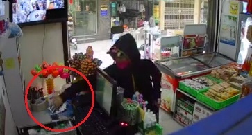 Khach nu trom dien thoai cua nhan vien trong cua hang tap hoa hinh anh