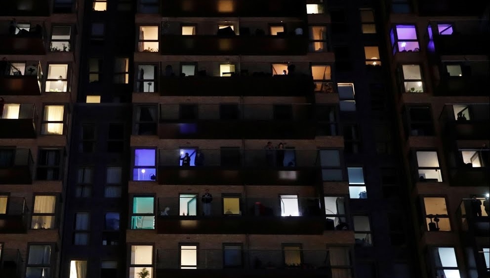 Hang trieu nguoi Anh keo ra ban cong vo tay cam on nhan vien y te hinh anh