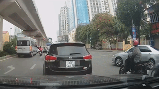 Xe may phong nhanh khong quan sat dam vao hai oto hinh anh