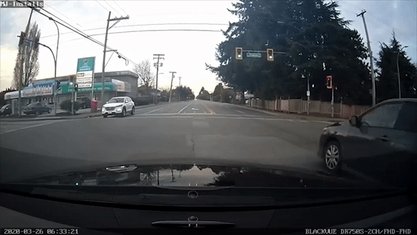 Oto vuot den do toc do cao dam vang duoi xe khac hinh anh