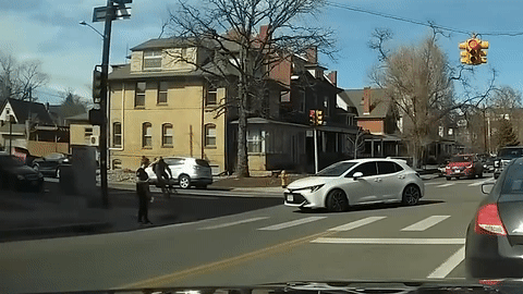 Nam thanh nien do du khi sang duong bi xe dap dam trung hinh anh