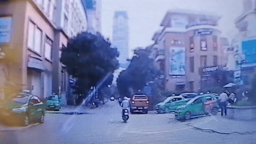 Oto dot ngot lao ra duong dam vao xe may hinh anh