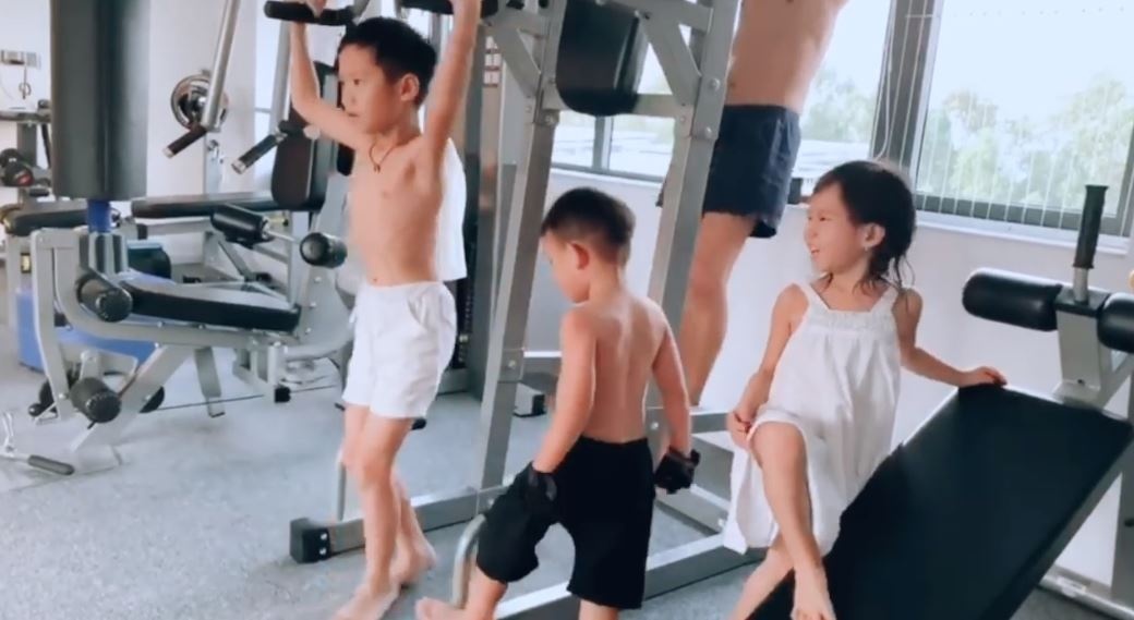 Ly Hai cung cac con ren luyen suc khoe hinh anh