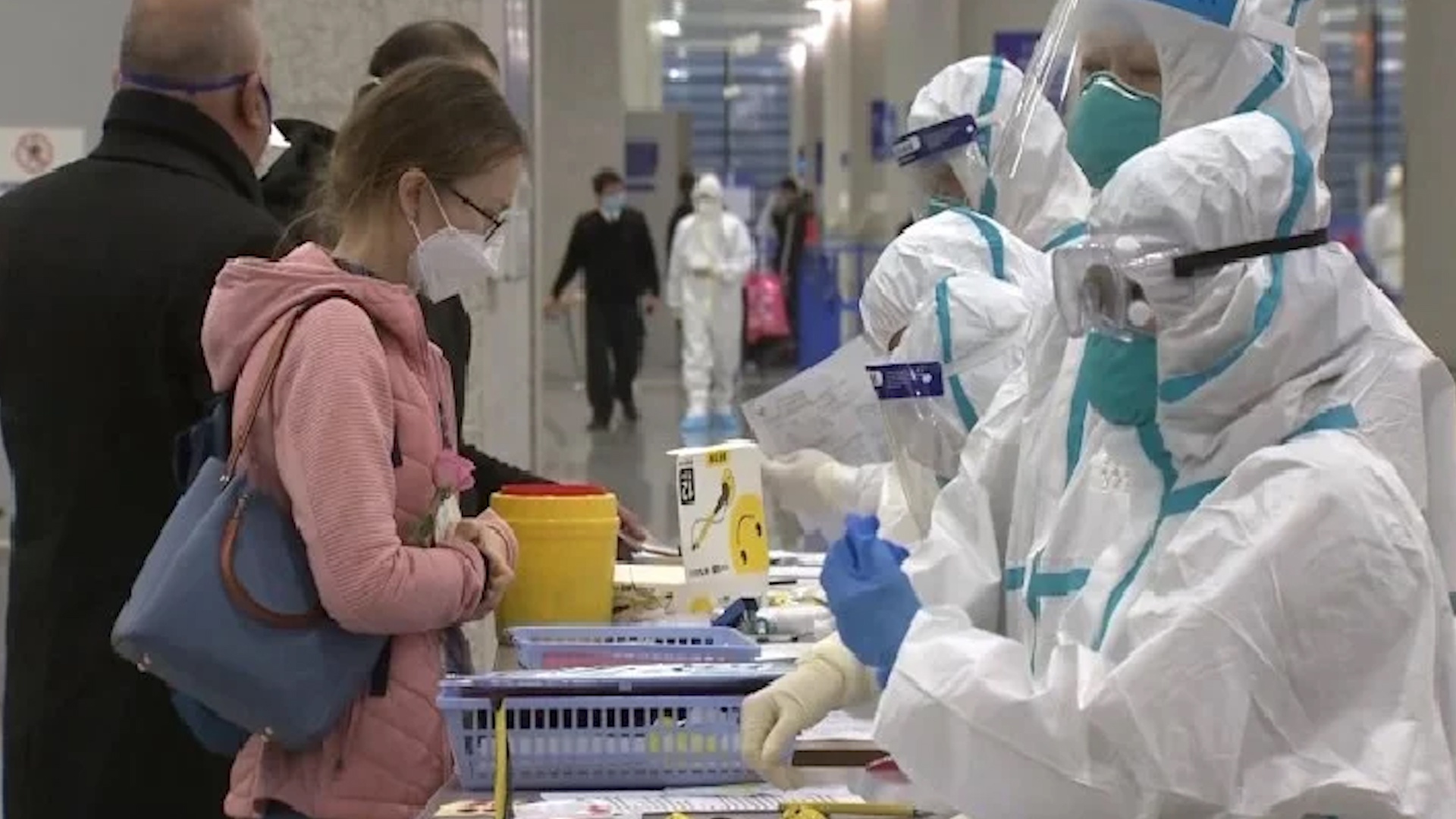 Hanh khach Trung Quoc tu choi di cach ly, mang nhan vien san bay hinh anh