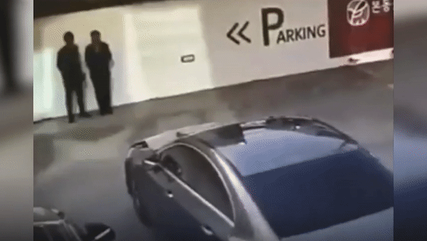 Nu tai xe dap nham chan ga khi lai thu oto, dam vao nhan vien ban xe hinh anh