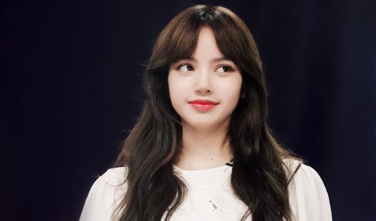 Dang cap nhan sac cua Lisa (Black Pink) voi kieu toc mai 5:5 hinh anh