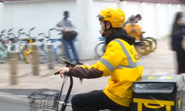 Hang nghin nguoi Trung Quoc doi sang nghe giao hang vi dich benh hinh anh