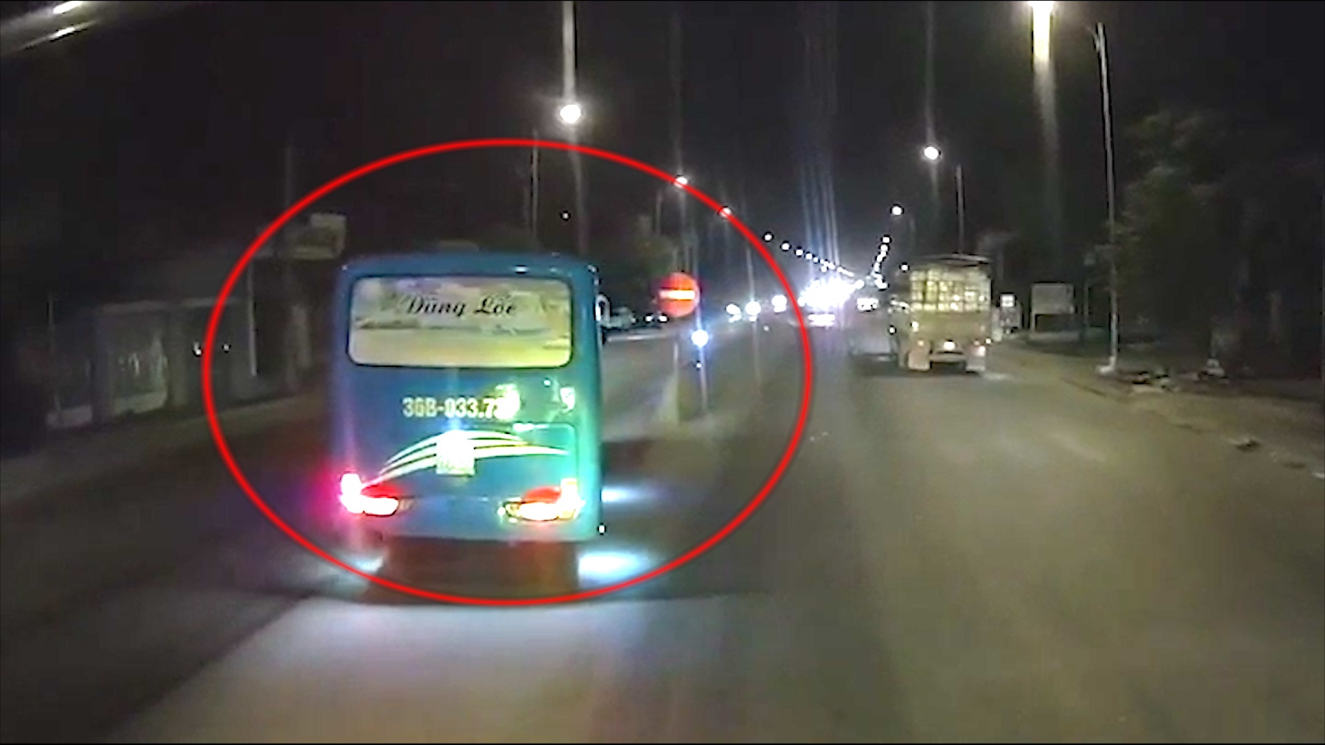 Xe khach tat dau xe khac, phong nguoc chieu tren quoc lo o Thanh Hoa hinh anh