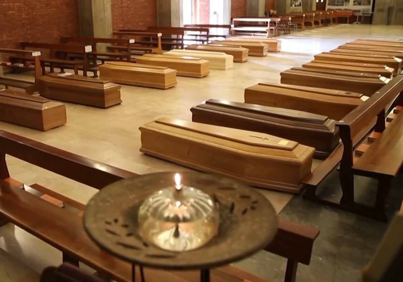 Thieu cho hoa tang, quan tai duoc gui vao trong nha tho o Italy hinh anh