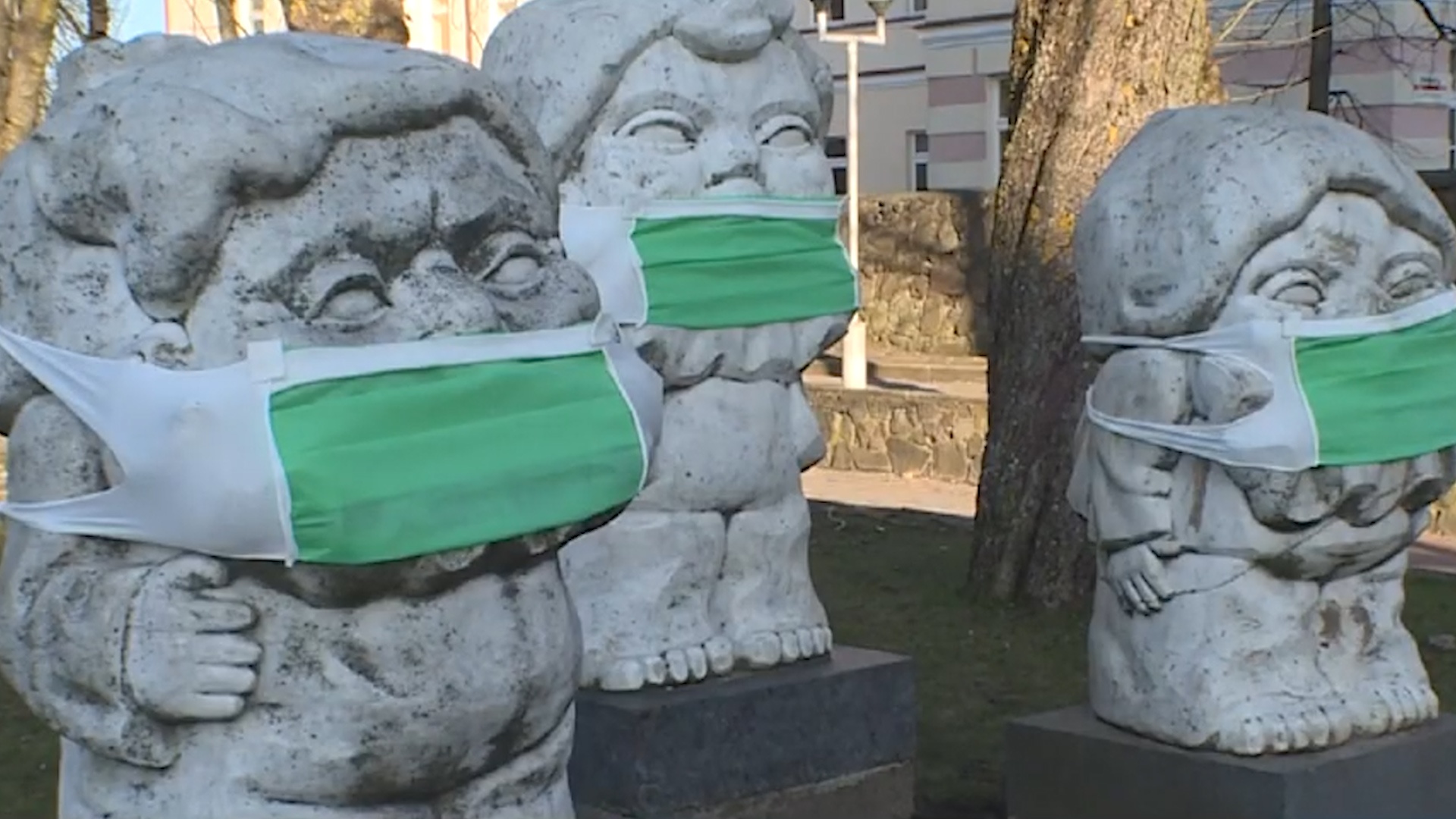 Trang tri cac buc tuong bang khau trang trong dich o Litva hinh anh