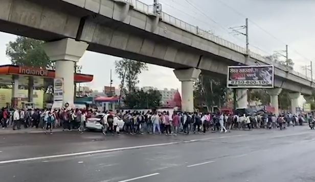 Cong nhan An Do di bo hang tram km de ve que tranh dich Covid-19 hinh anh