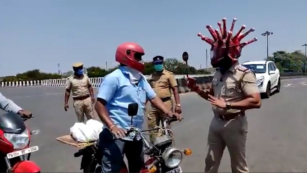 Canh sat doi mu hinh virus corona canh bao nguoi dan o nha tranh dich hinh anh