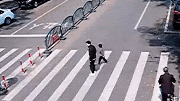 Phan xa kip thoi, nguoi bo cuu con trai suyt bi oto dam hinh anh