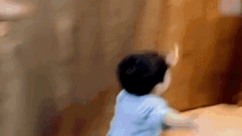 Y ta bat khoc vi khong the om con, so lay nhiem virus hinh anh